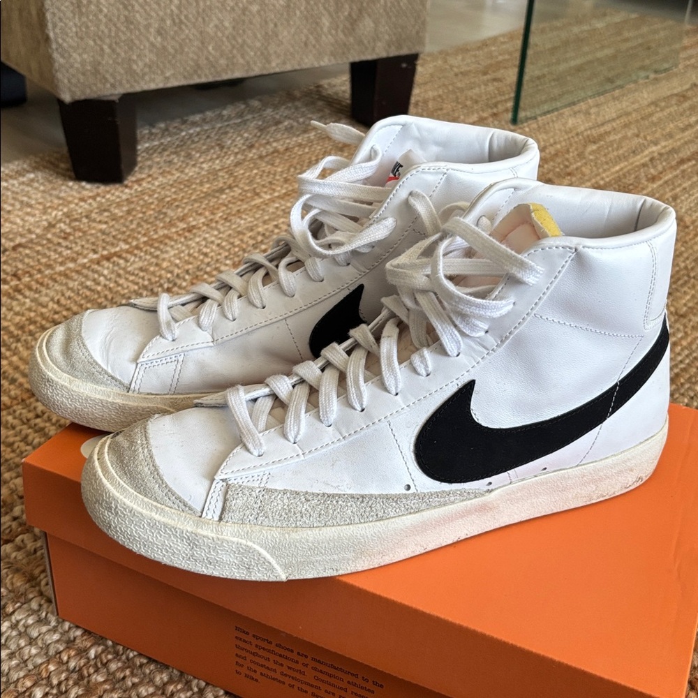 Nike White and Black Blazer Mid ‘77 Vintage - Picture 2 of 7